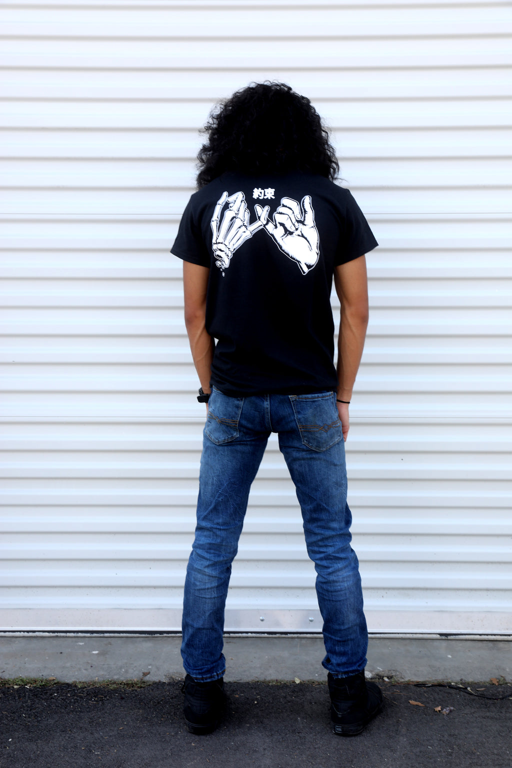 Black cotton short-sleeved T-shirt with yakusoku (promise) design on back