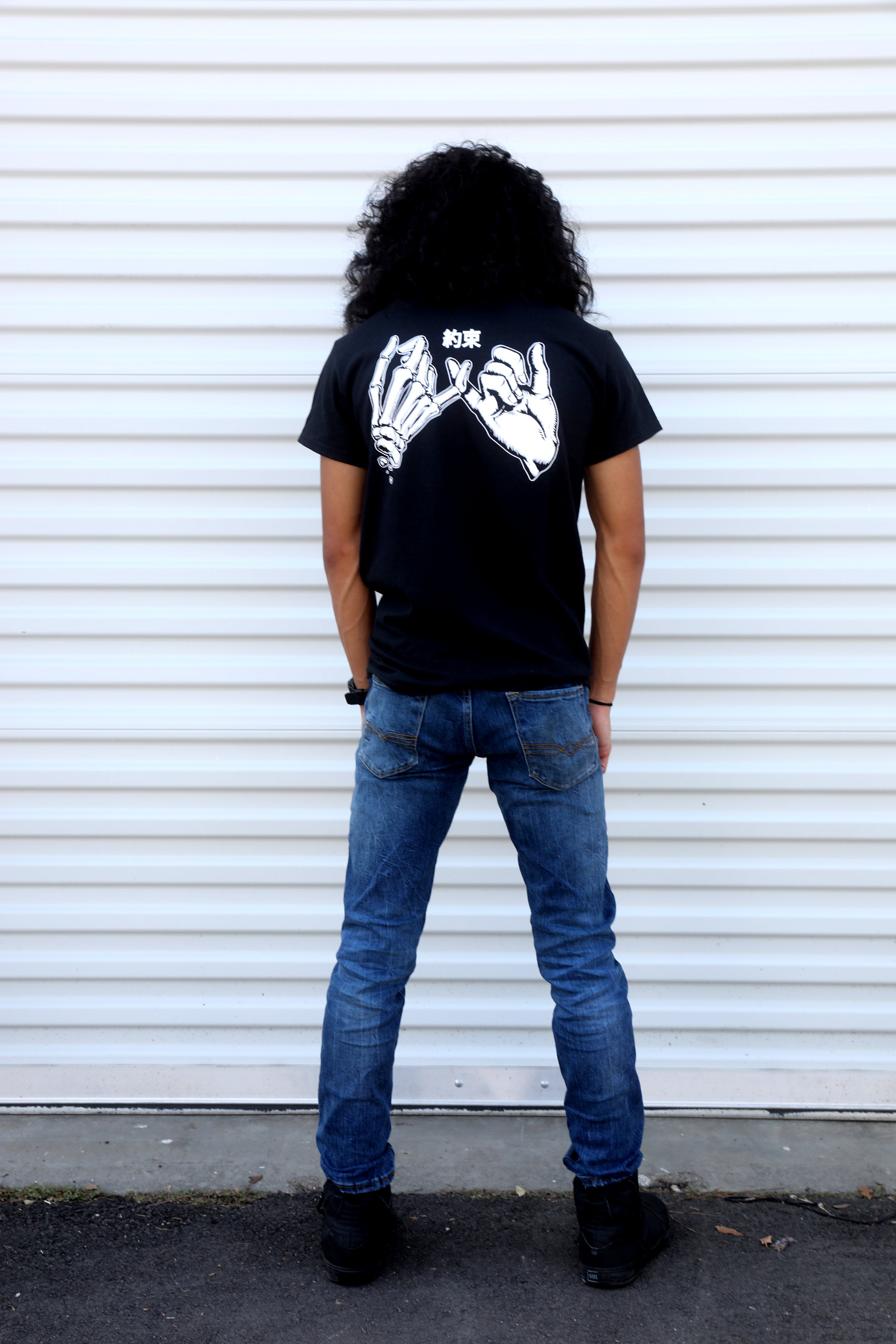 Black cotton short-sleeved T-shirt with yakusoku (promise) design on back
