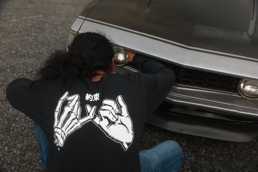 Black cotton unisex long-sleeved T-shirt with yakusoku (promise) design on back