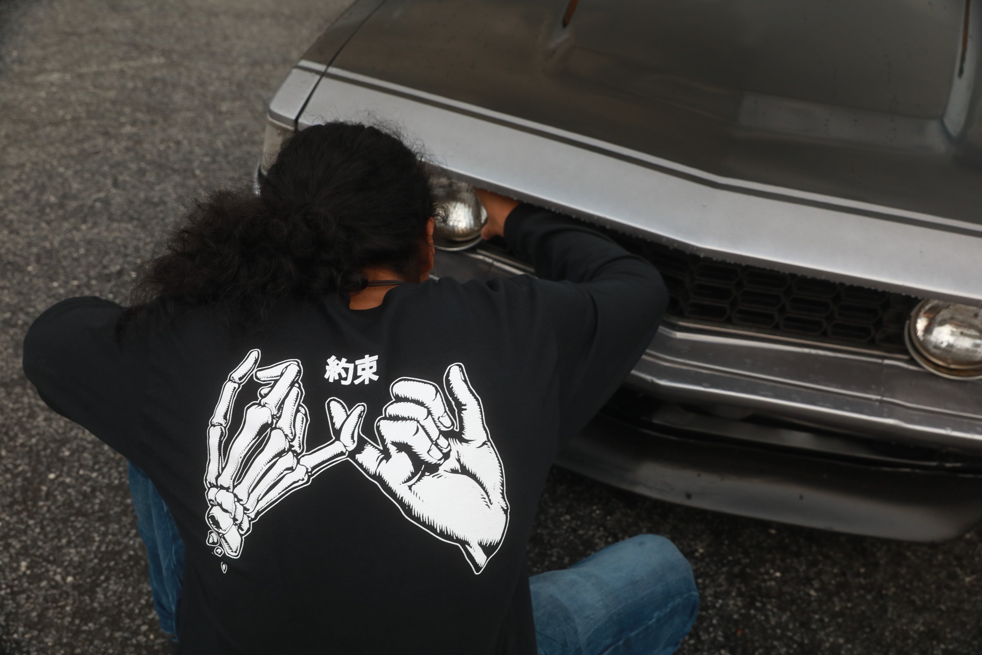 Black cotton unisex long-sleeved T-shirt with yakusoku (promise) design on back